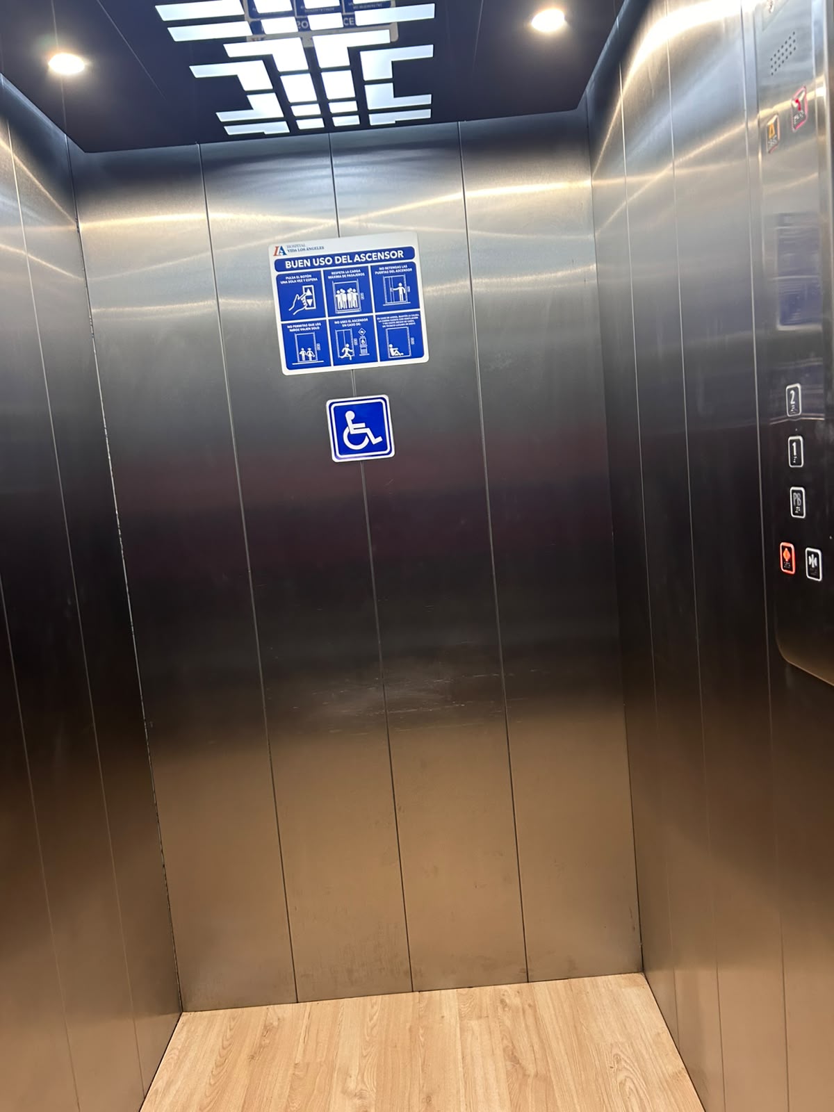 Elevador con señalética para braille y personas con discapacidad